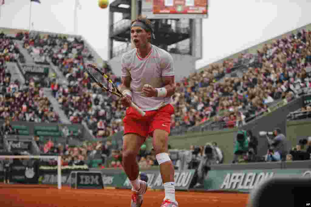 Tay vợt người Tây Ban Nha Rafael Nadal nắm tay vui mừng sau khi thắng một điểm chống lại tay vợt Martin Klizan người Slovakia trong trận đấu vòng hai giải quần vợt Pháp Mở rộng, tại sân vận động Roland Garros ở Paris. Nadal thắng trong 4 ván 4-6, 6-3, 6-3, 6-3.