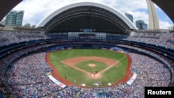 지난해 7월 캐나다 온타리오주 토론토에서 미국 보스톤의 레드삭스 팀과 캐나다 토론토의 블루레이 팀의 야구 경기가 열렸다.
