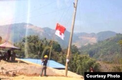 一面中国国旗在中缅边境难民营上空飘扬。（边民杨先生提供）