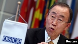 Le Sécretaire général des Nations Unies Ban Ki-moon prononce un discours lors du Sommet de l'Organisation pour la Sécurité et la Coopération en Europe (OSCE) à Vienne le 4november 2014.