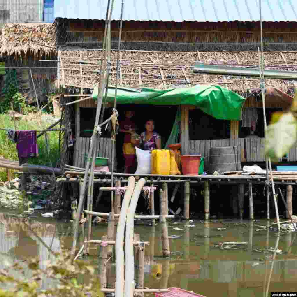 COVID-19 ကြောင့် အကူအညီလိုသူတွေကို လူမှုရေးအဖွဲ့တွေ လိုက်လံ ကူညီနေပုံ (သတင်းဓာတ်ပုံ - Clean Yangon)