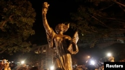 这尊民主女神像在2010年香港民众举行六四烛光纪念会之后便移到香港中文大学校园内。（2010年6月4日）