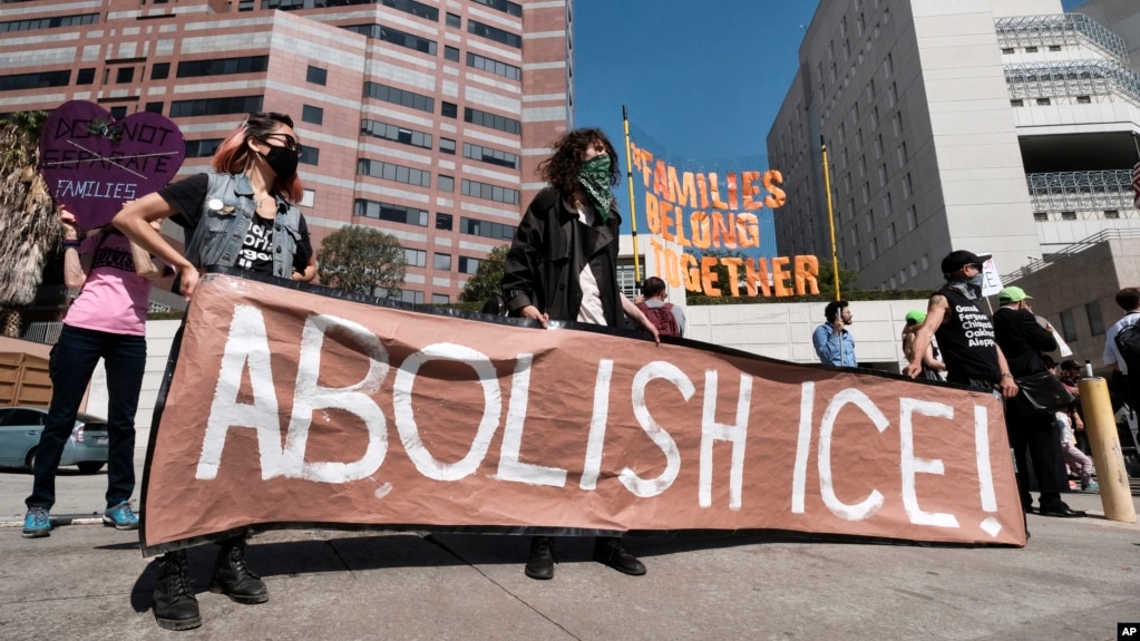 Archivo. Manifestantes despliegan un cartel que dice "Eliminen ICE" durante una protesta frente a la instalaciÃ³n del Servicio de InmigraciÃ³n y Aduanas en Los Ãngeles, California, el 2 de julio de 2018.