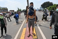 Pengunjuk rasa bentrok dengan polisi, 22 Mei 2019.