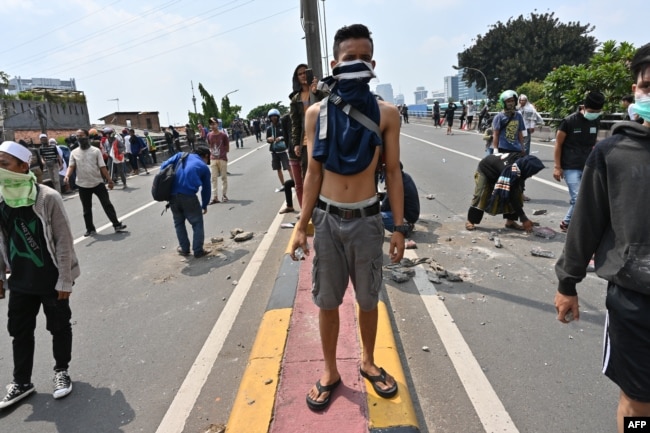 Pengunjuk rasa bentrok dengan polisi, 22 Mei 2019.
