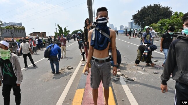 Pengunjuk rasa bentrok dengan polisi.