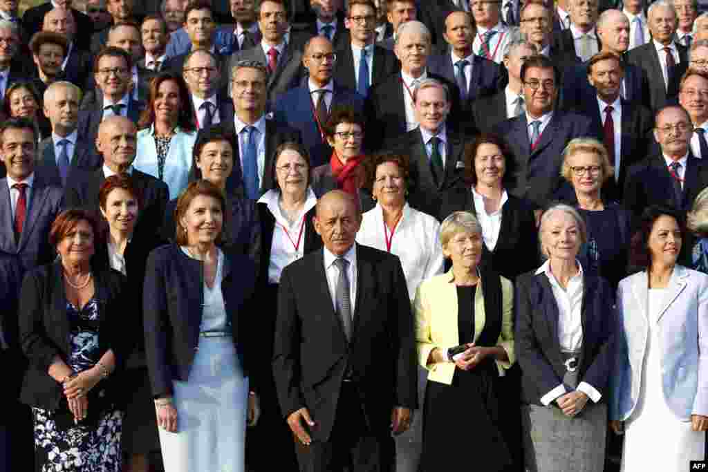 عکس دسته جمعی&nbsp; ژان ایو لودریان وزیر خارجه فرانسه با سفرا در کنفرانس سالانه سفرای فرانسه در پاریس &nbsp;