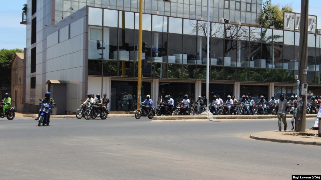 Des motocyclistes en circulation à Lomé, le 14 août 2019. (VOA/Kayi Lawson)