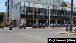 Des motocyclistes en circulation à Lomé, le 14 août 2019. (VOA/Kayi Lawson)