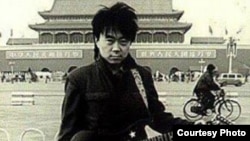 歌手崔健80年代在天安门前的旧照 （照片来源：网络图片/朱大可微博）