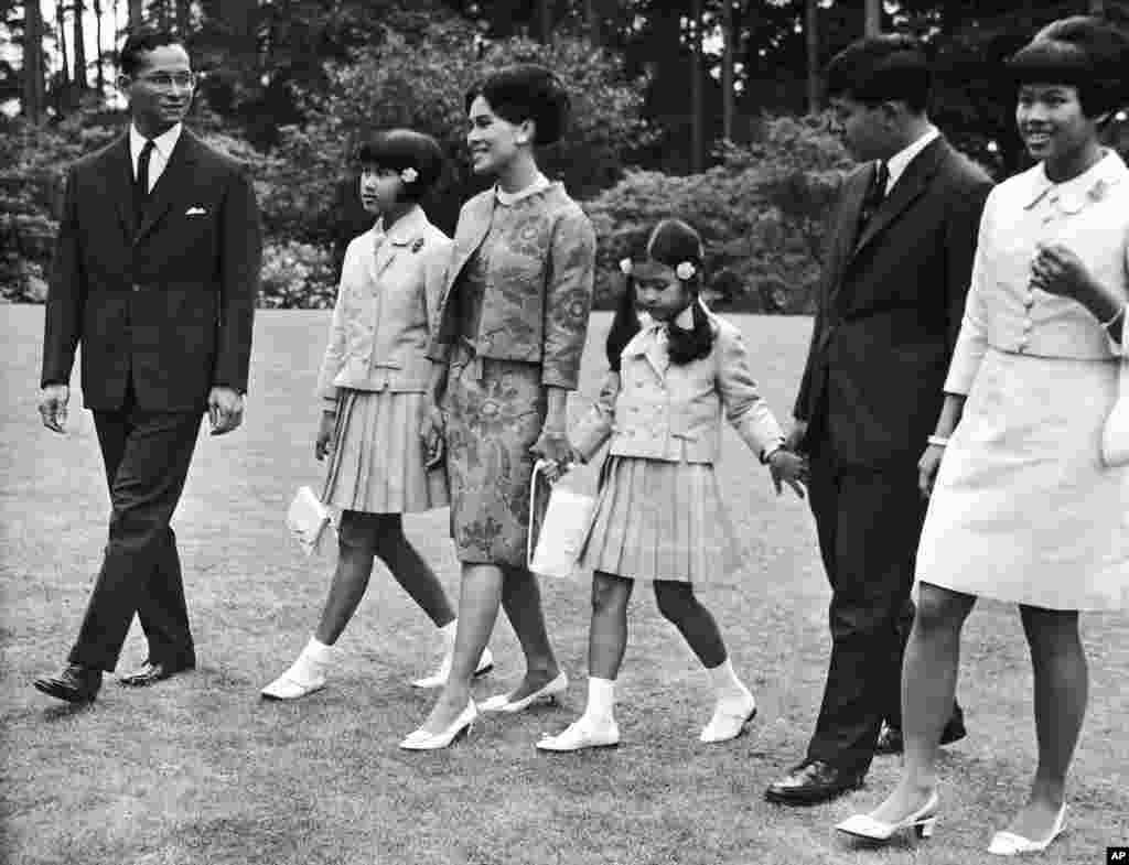 The Thi royal family walks through the garden of their residence at Sunninghill, Berkshire, United Kingdom where they are staying during their private visit to Britain, July 27, 1966.