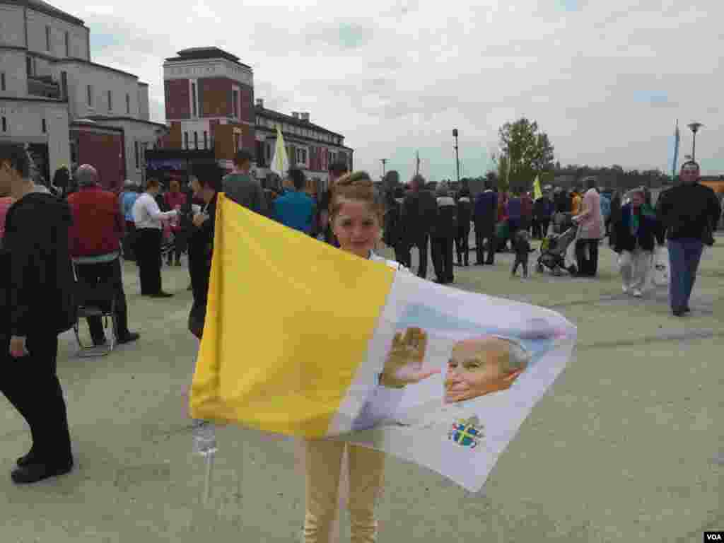 Jacinta Hamilton, 11, came with her family from Belfast, Northern Ireland to Crakow, Poland to celebrate the canonization of Pope John Paul II. He was a resident of Crakow for twenty years and was the first Slavic Pope in history, April 27, 2014. (Jerome Socolovsky/VOA)