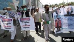 Warga Afghanistan yang pernah bekerja dengan militer AS, melakukan aksi unjuk rasa menuntut perlindungan nasib mereka di depan Kedubes AS di Kabul 25 Juni 2021 lalu. 