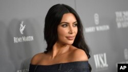 រូបឯកសារ៖ អ្នកស្រី Kim Kardashian ចូលរួមក្នុងកម្មវិធី Magazine 2019 Innovator Awards នៅក្រុងញូវយ៉ក កាលពីថ្ងៃទី០៦ ខែវិច្ឆិកា ឆ្នាំ២០១៩។ 