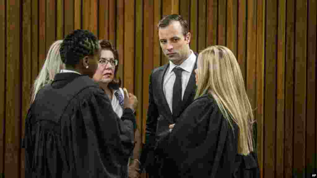 Oscar Pistorius arrive au tribunal &nbsp;à Pretoria, Afrique du Sud le 18 avril, 2016.