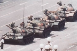 1989年6月一男子站在天安门广场附近的坦克前。
