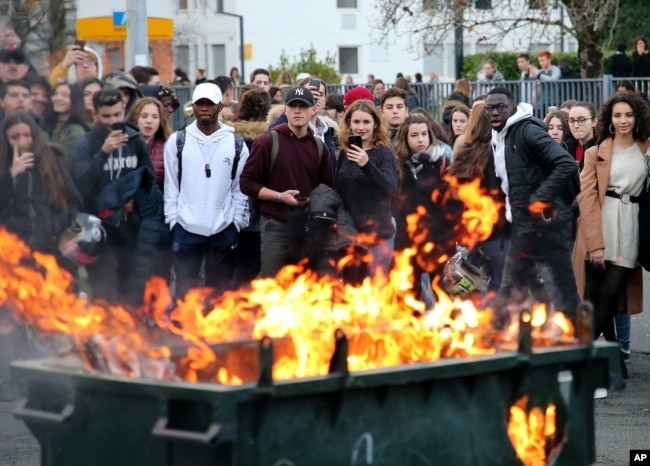 Las violentas protestas en Francia en los últimos días muestran la ira de los franceses debido al alza del costo de la vida en la nación.