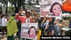 Para pengunjuk rasa membawa poster-poster dalam demonstrasi di luar gedung Mahkamah Konstitusi menjelang pembacaan putusan sengketa Pilpres 2019 yang diajukan capres/cawapres Prabowo Subianto-Sandiaga Uno, Kamis, 27 Juni 2019. (Foto: Sasmito Madrim/VOA)