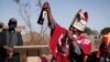 Tsietsi Makiti, le pape de l'église Gabola en Afrique du Sud, lors d'un culte en juin 2020. (Photo REUTERS/capture d'écran)