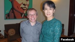 Giáo sư Sean Turnell khi làm cố vấn cho bà Aung San Suu Kyi.