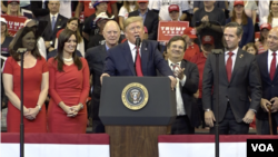 El presidente Donald Trump durante el evento de campaña en Sunrise (Florida).