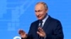 Presiden Rusia Vladimir Putin memberi isyarat saat ia tiba untuk menghadiri sesi pleno Pekan Energi Rusia di Moskow, Rusia, Rabu, 13 Oktober 2021. (Foto: Sergei Ilnitsky via AP)
