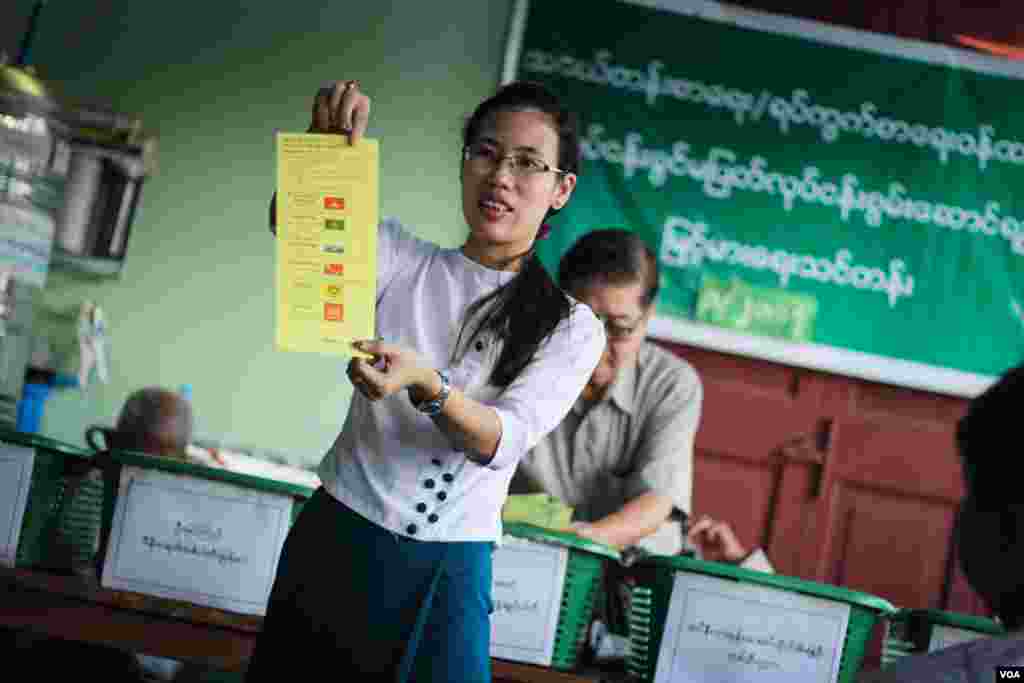 ၾကားျဖတ္ေရြးေကာက္ပြဲေတြရဲ႕ မဲရလဒ္ေတြကို စတင္ေရတြက္ေနတဲ့သတင္းဓာတ္ပံုမ်ား