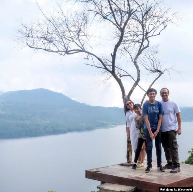 Rahajeng Ika berlibut bersama keluarga. (Foto: Rahajeng Ika/pribadi)
