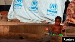 Un enfant se baignant au Mali (Reuters)