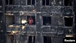 Un rescataste trabaja dentro de la Torre Grenfell en Londres, buscando cadáveres.