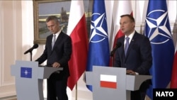 Le SG de l 'Otan, Jens Stoltenberg et le président polonais Adrzej Duda devant la presse avant le sommet de Varsovie. 