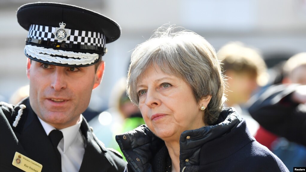 英首相3月15日视察前俄间谍遇袭地点(路透社)