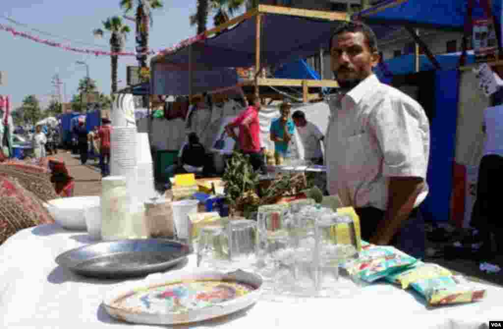 A tea vendor at Rabaa el Adaweya encampment, Cairo, August 12, 2013. (E. Arrott/VOA) 