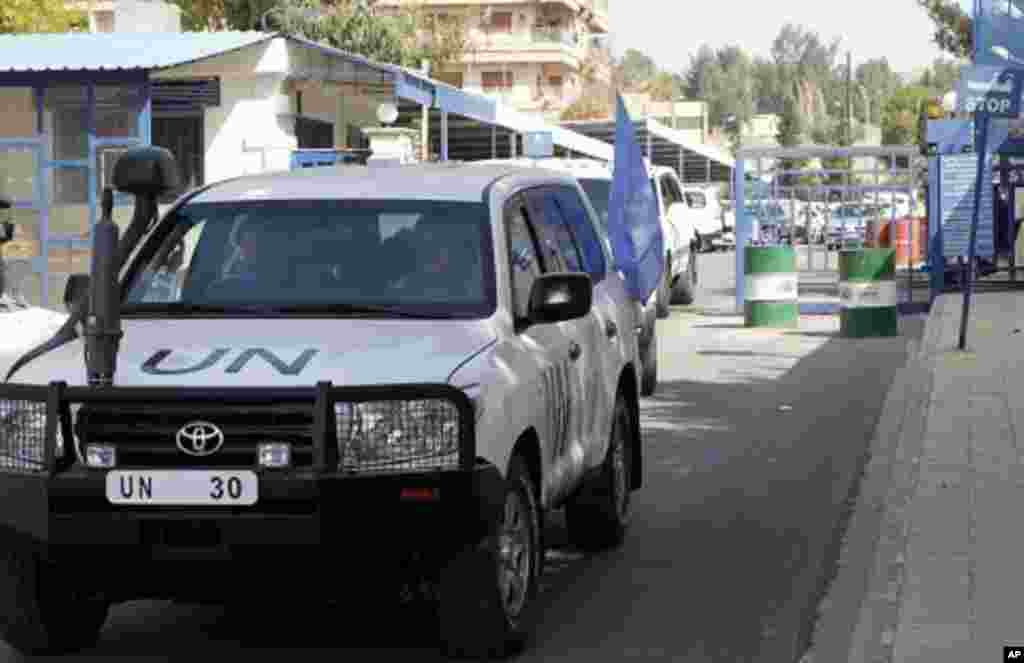 시리아 수도 다마스쿠스에서 임무 수행 중인 유엔 감시단 차량.