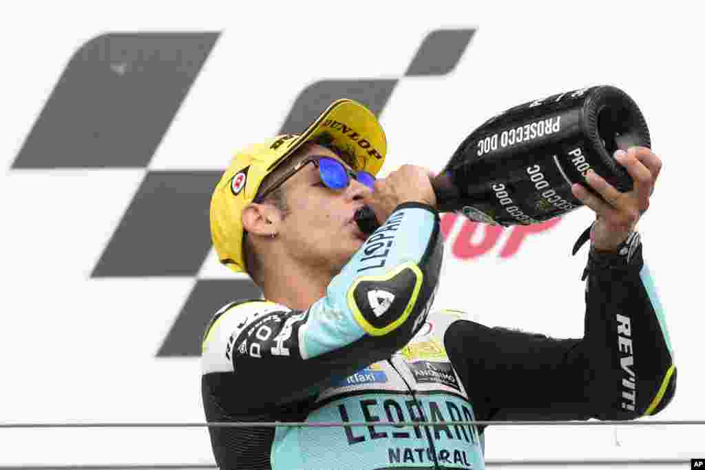 لورنزا دالا راننده موتور هوندا قهرمانی خود در یکی از مسابقات جایزه بزرگ آلمان را با نوشیدن این &laquo;پروسکو&raquo; (نوعی شراب گازدار ایتالیایی) جشن می گیرد.&nbsp;