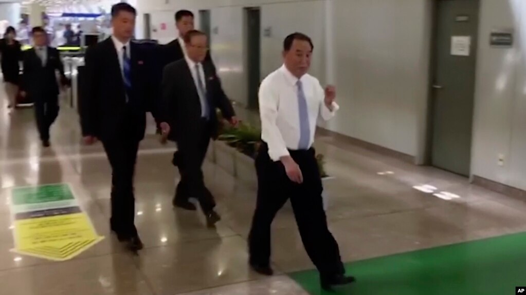 Kim Yong Chol es captado en el aeropuerto de Beijing el martes 29 de mayo de 2018.