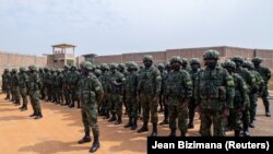 Tropas ruandesas na hora de partida para Moçambique. Aeroporto Internacional de Kigali, Ruanda. 10 de Julho