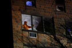 Una persona se encuentra dentro de un edificio de apartamentos donde ocurrió un incendio en el distrito del Bronx de la ciudad de Nueva York, EE. UU., 9 de enero de 2022.
