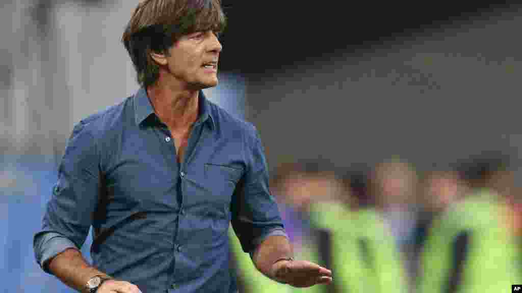 Mai horar da &#39;yan wasan kasar Jamus Joachim Loew, yayin da ake shirin fara wasan karshe a filin wasanni na Sint Petersburg dake a Rasha, ranar Lahadi 2 ga watan Yuli na shekarar 2017.