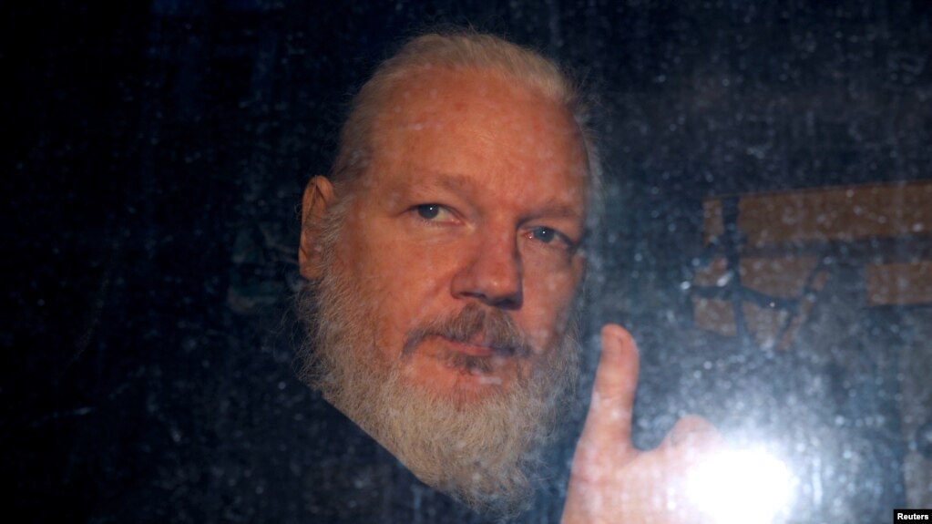 Hình ảnh ông Julian Assange khi rời khỏi đồn cảnh sát ở London vào ngày 11/4/2019.