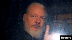 El fundador de WikiLeaks, Julian Assange, fue visto en una camioneta de la policía luego de ser arrestado por la policía británica frente a la embajada ecuatoriana en Londres, Gran Bretaña, 11 de abril de 2019.
