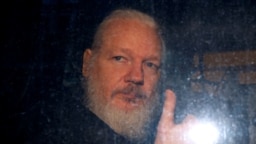Hình ảnh ông Julian Assange khi rời khỏi đồn cảnh sát ở London vào ngày 11/4/2019..