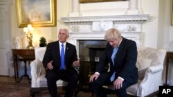 Perdana Menteri Inggris Boris Johnson (kanan) bertemu dengan Wakil Presiden AS Mike Pence di kediaman dan kantor PM Inggris, 10 Downing Street, London, Kamis, 5 September 2019.