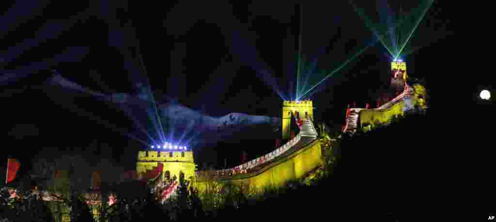 Laser lights shoot from towers during a New Year&#39;s Eve countdown to 2014 held at the Great Wall of China in Beijing, China.