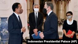 Indonesian President Joko Widodo (L) talks with U.S. Secretary of State Antony Blinken (2nd R) as U.S. Ambassador to Indonesia Sung Kim (2nd L) and Indonesian Foreign Minister Retno Marsudi (R) look on during their meeting at Merdeka Palace in Jakarta, Dec. 13, 2021.
