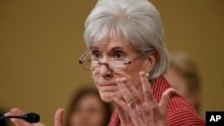 Menteri Kesehatan dan Layanan Masyarakat Kathleen Sebelius saat membela program Obamacare di Komisi DPR, 12 Maret 2014. (AP/J. Scott Applewhite)