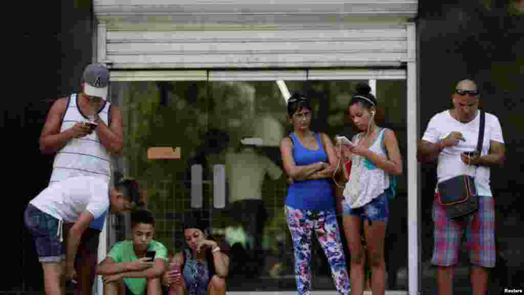 El 19 de diciembre de 2016 el monopolio estatal de telecomunicaciones cubano Etecsa anunció una rebaja de 25% en la tarifa de conexión a internet en Cuba. Según la Cepal en 2016 el salario mínimo estaba en $8,95 dólares,&nbsp; otras fuentes dicen que el salario promedio es de $23 dólares. Se estima que solo un 25% de la población cubana tiene acceso a Internet y el país continúa siendo el de peor evaluación en términos de libertad de prensa según Freedom House. &nbsp;