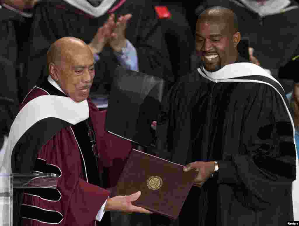 Musisi Kanye West (kakan) menerima gelar doktor kehormatan dari Presiden School of the Art Institute of Chicago, Walter Massey dalam wisuda di Chicago, Illinois, 11 Mei 2015.