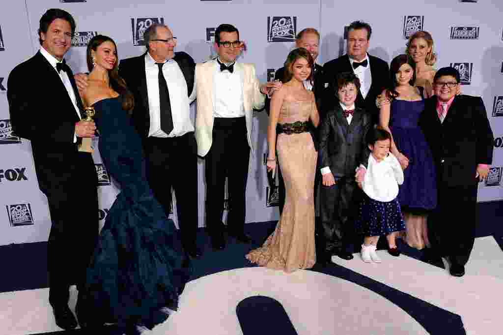 Para pemeran serial televisi "Modern Family" tiba di pesta yang diselenggarakan jaringan FOX setelah malam penghargaan Golden Globe, di Beverly Hilton, Los Angeles. Serial televisi ini memenangkan penghargaan Serial Televisi Terbaik untuk kategori Komedi 