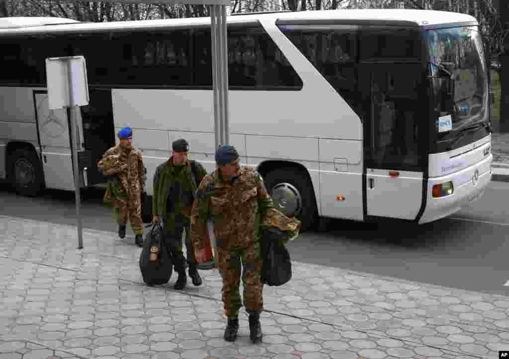 اعضای سازمان امنیت و همکاری اروپا در مأموریت اوکراین - دونتسک، ۱۲ مارس ۲۰۱۴